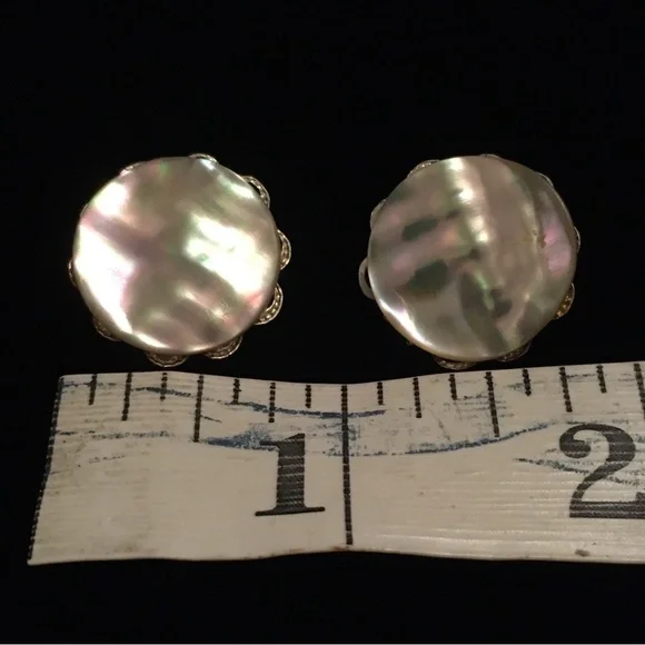 Jewelry - VINTAGE Pearlesque Color Clip On Earrings - Picture 7 of 7